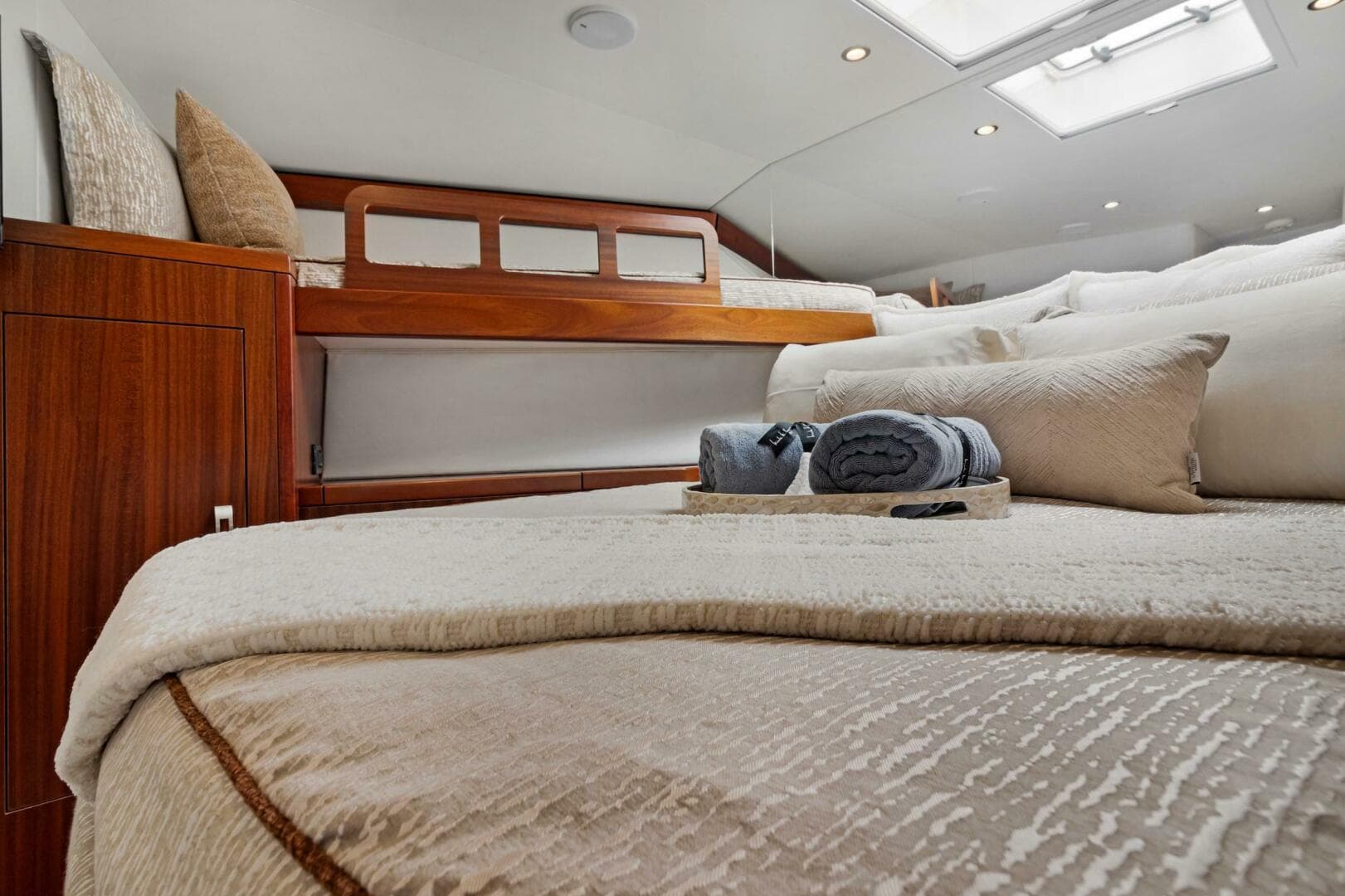 2016 Hatteras GT 63 — photo 40