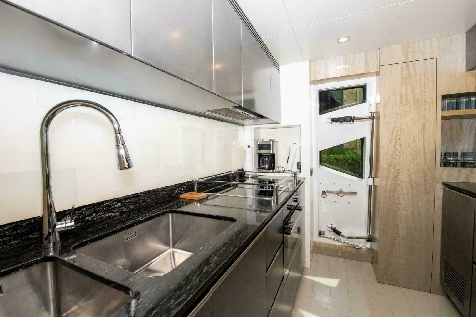 2017 Azimut Flybridge — photo 13