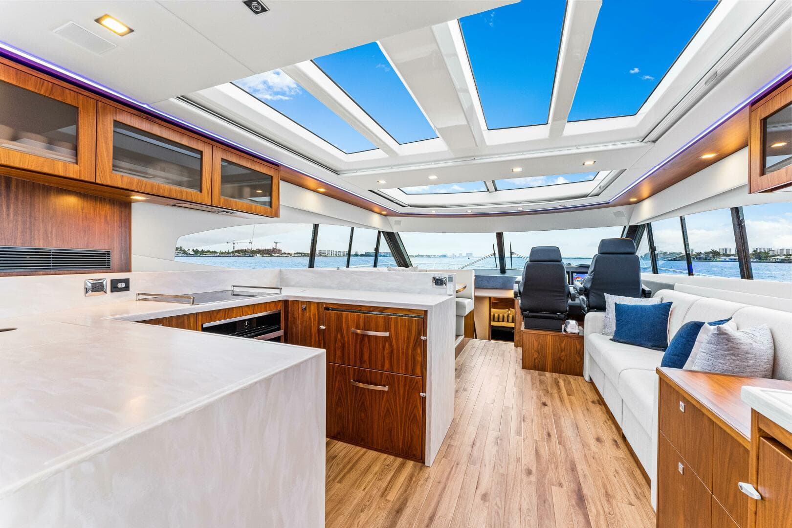 2022 Riviera 6000 Sport Yacht Platinum Edition — photo 10