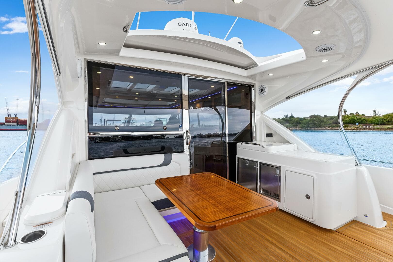 2022 Riviera 6000 Sport Yacht Platinum Edition — photo 5