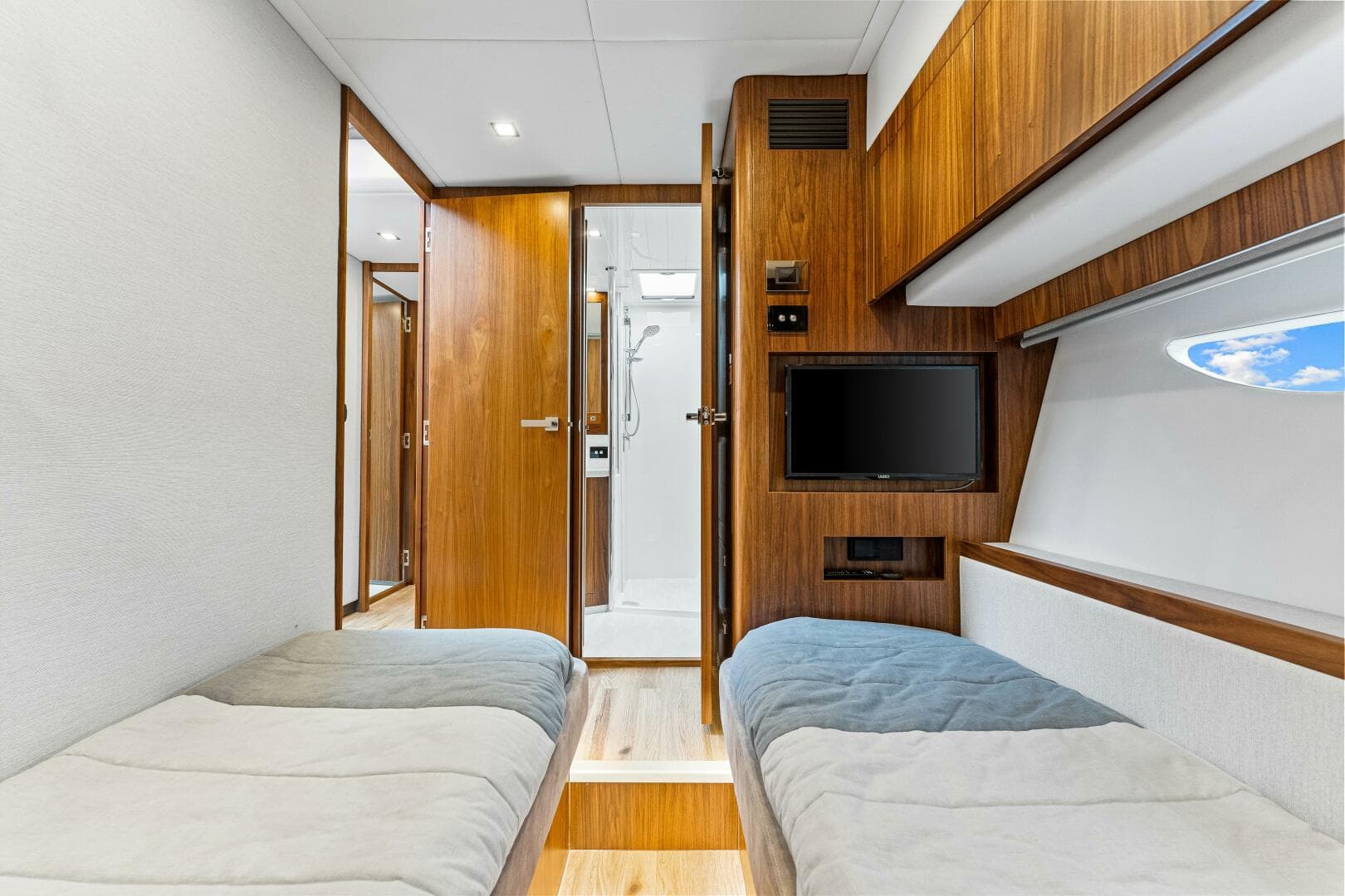 2022 Riviera 6000 Sport Yacht Platinum Edition — photo 33