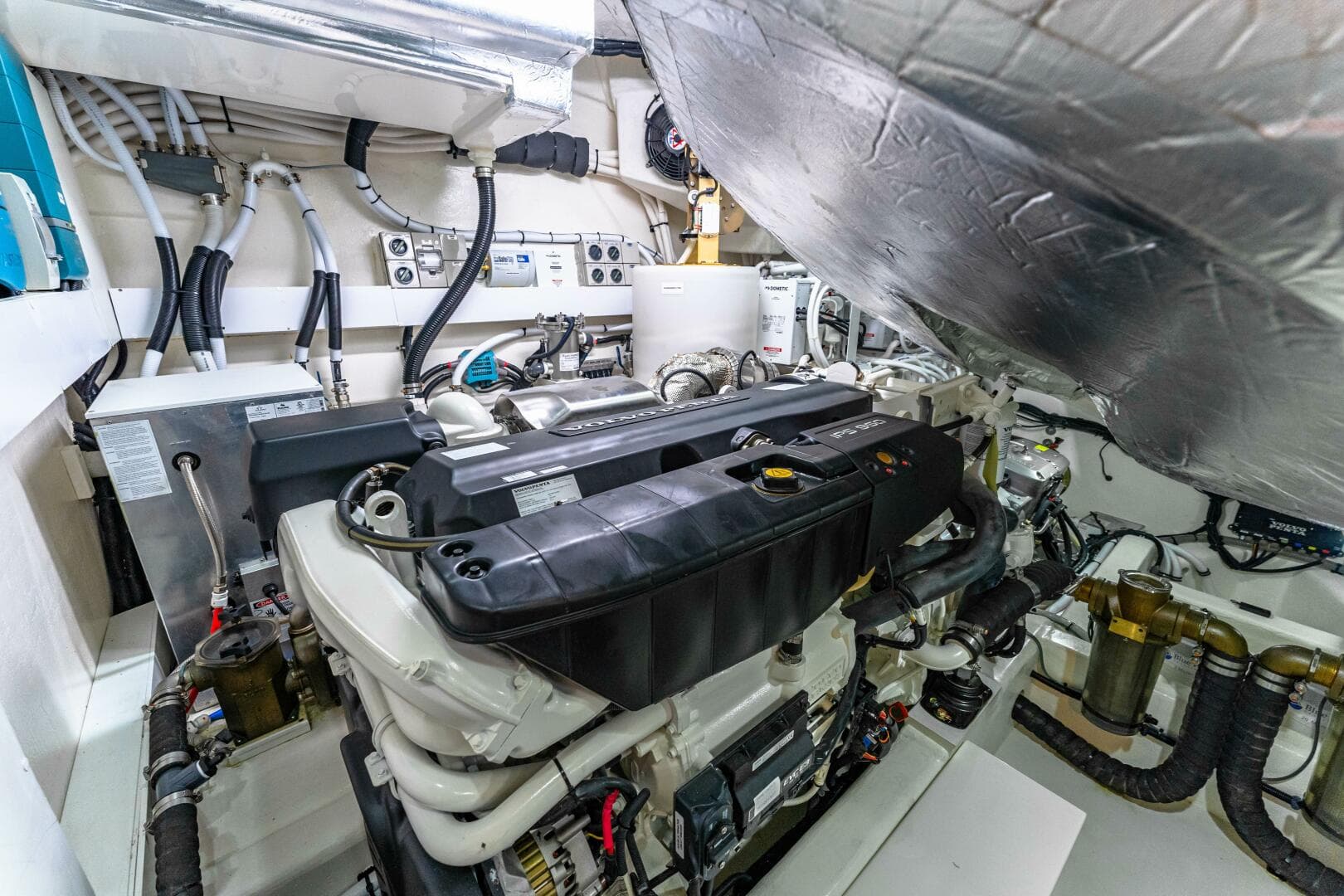 2022 Riviera 6000 Sport Yacht Platinum Edition — photo 38