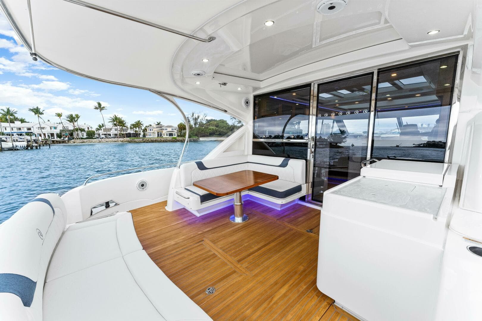 2022 Riviera 6000 Sport Yacht Platinum Edition — photo 2