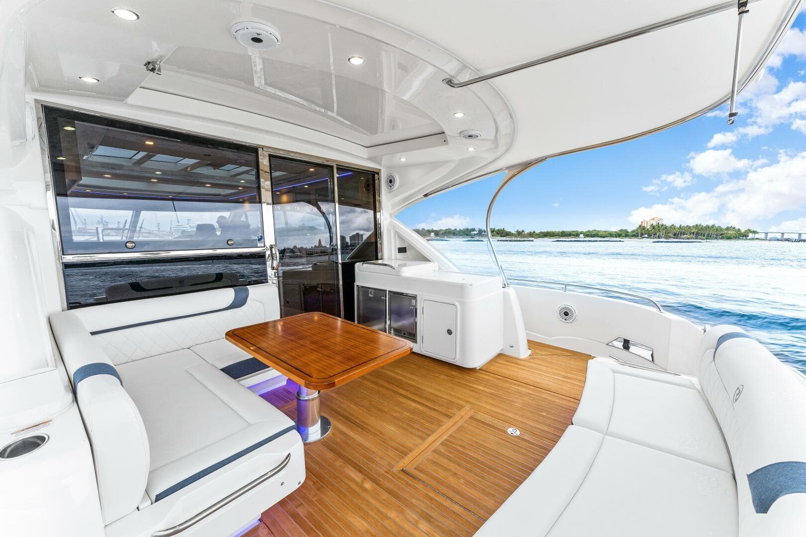 2022 Riviera 6000 Sport Yacht Platinum Edition — photo 3