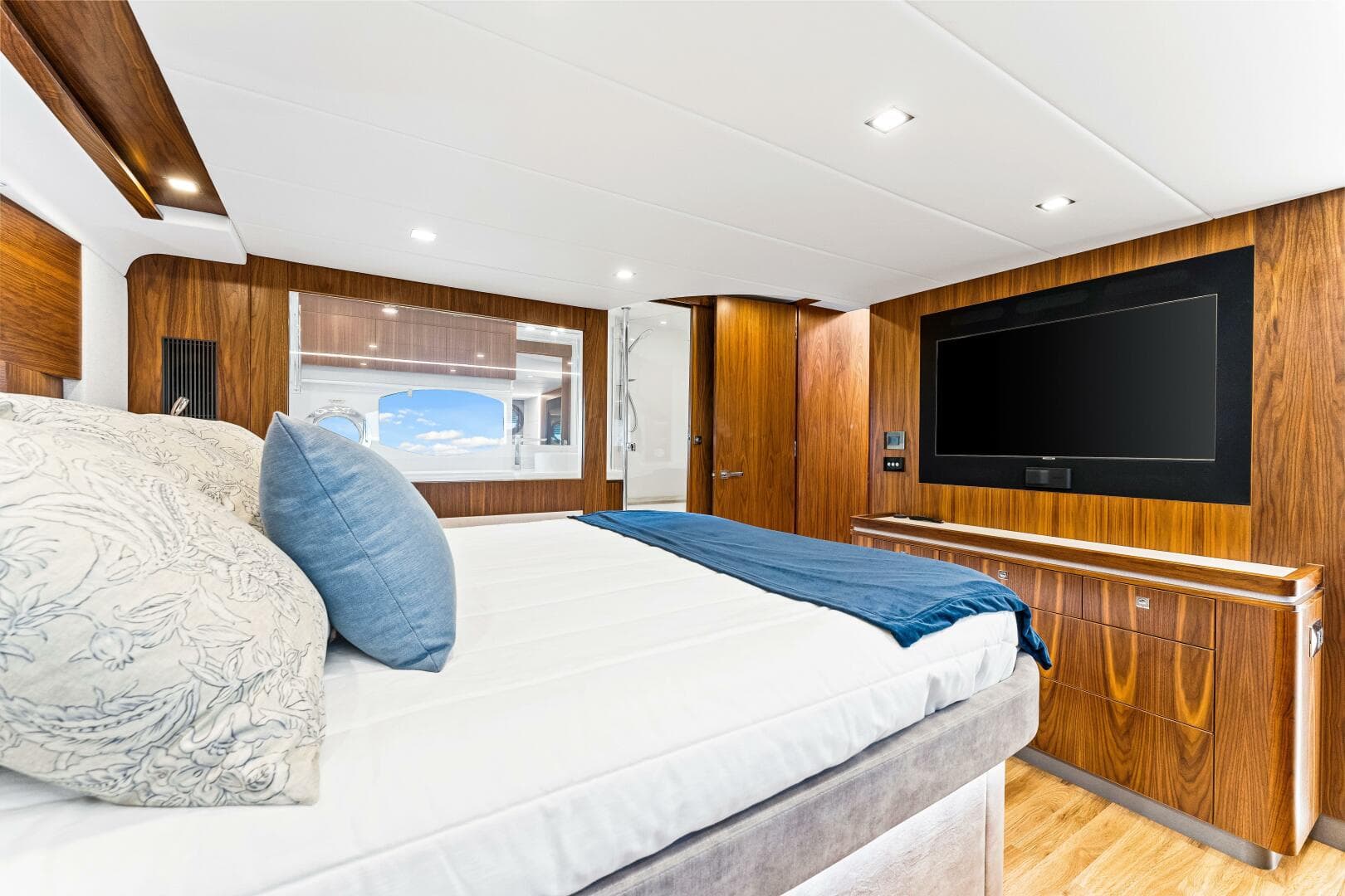 2022 Riviera 6000 Sport Yacht Platinum Edition — photo 23