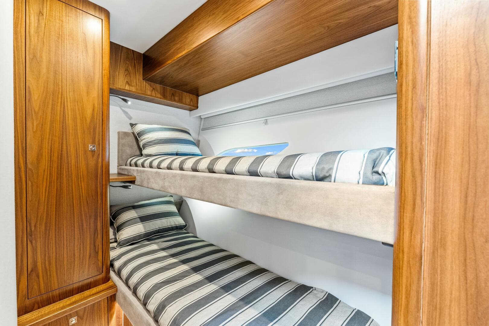 2022 Riviera 6000 Sport Yacht Platinum Edition — photo 35