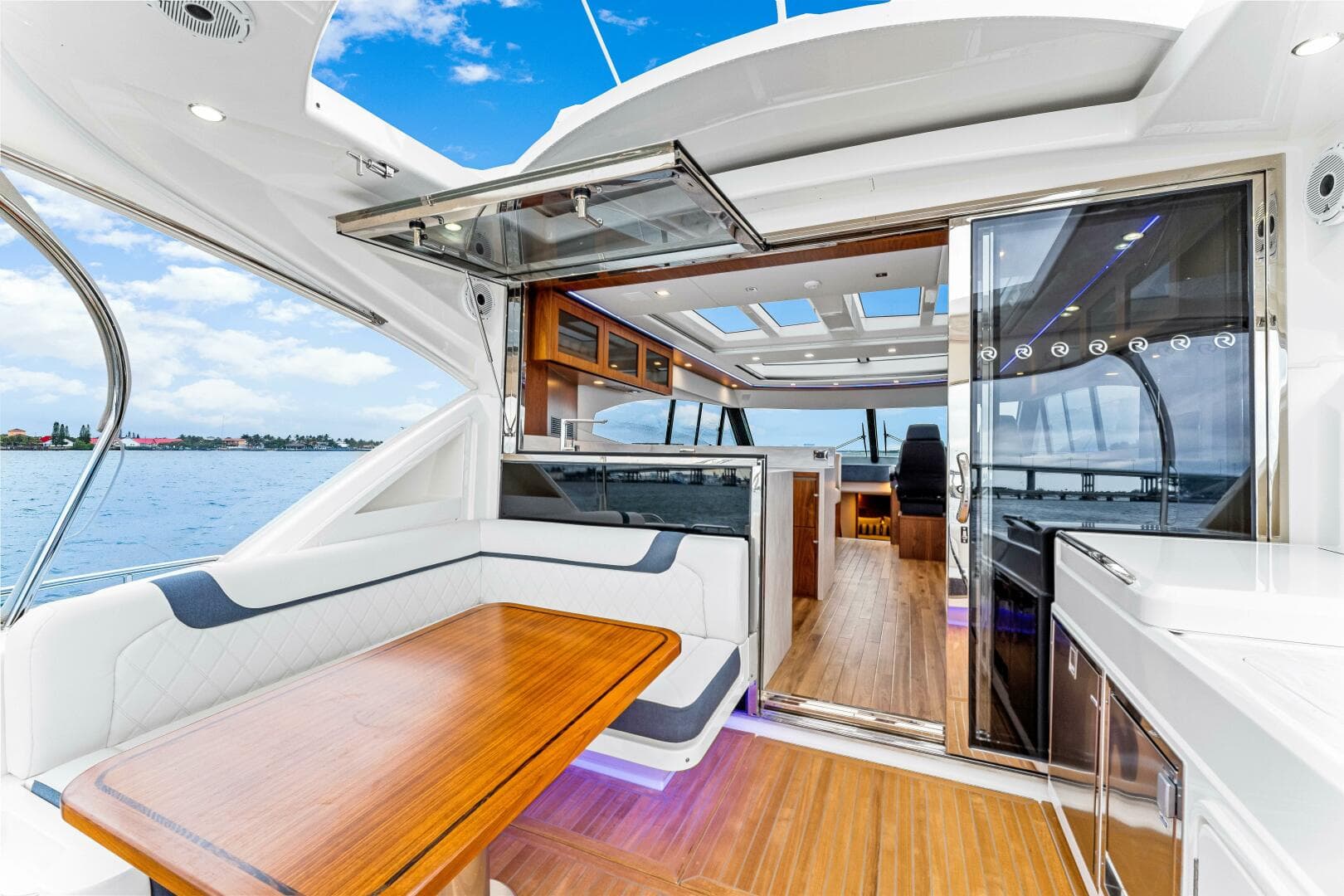 2022 Riviera 6000 Sport Yacht Platinum Edition — photo 6