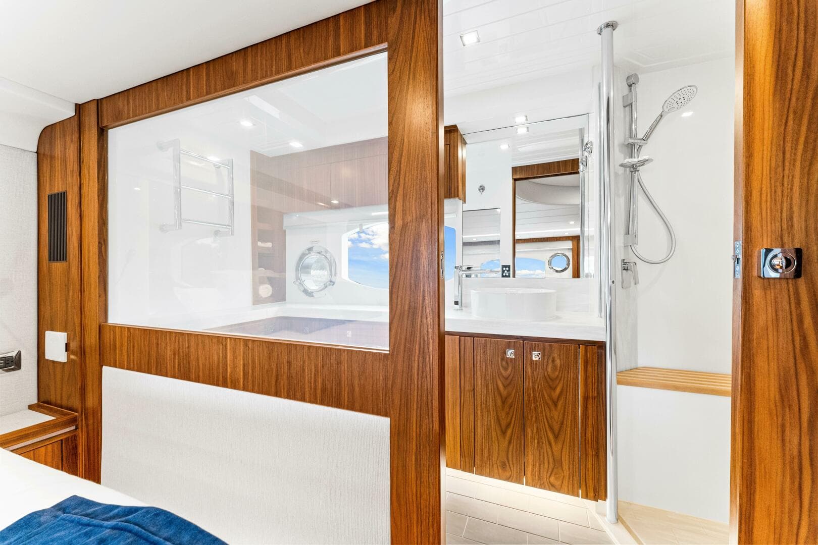 2022 Riviera 6000 Sport Yacht Platinum Edition — photo 31