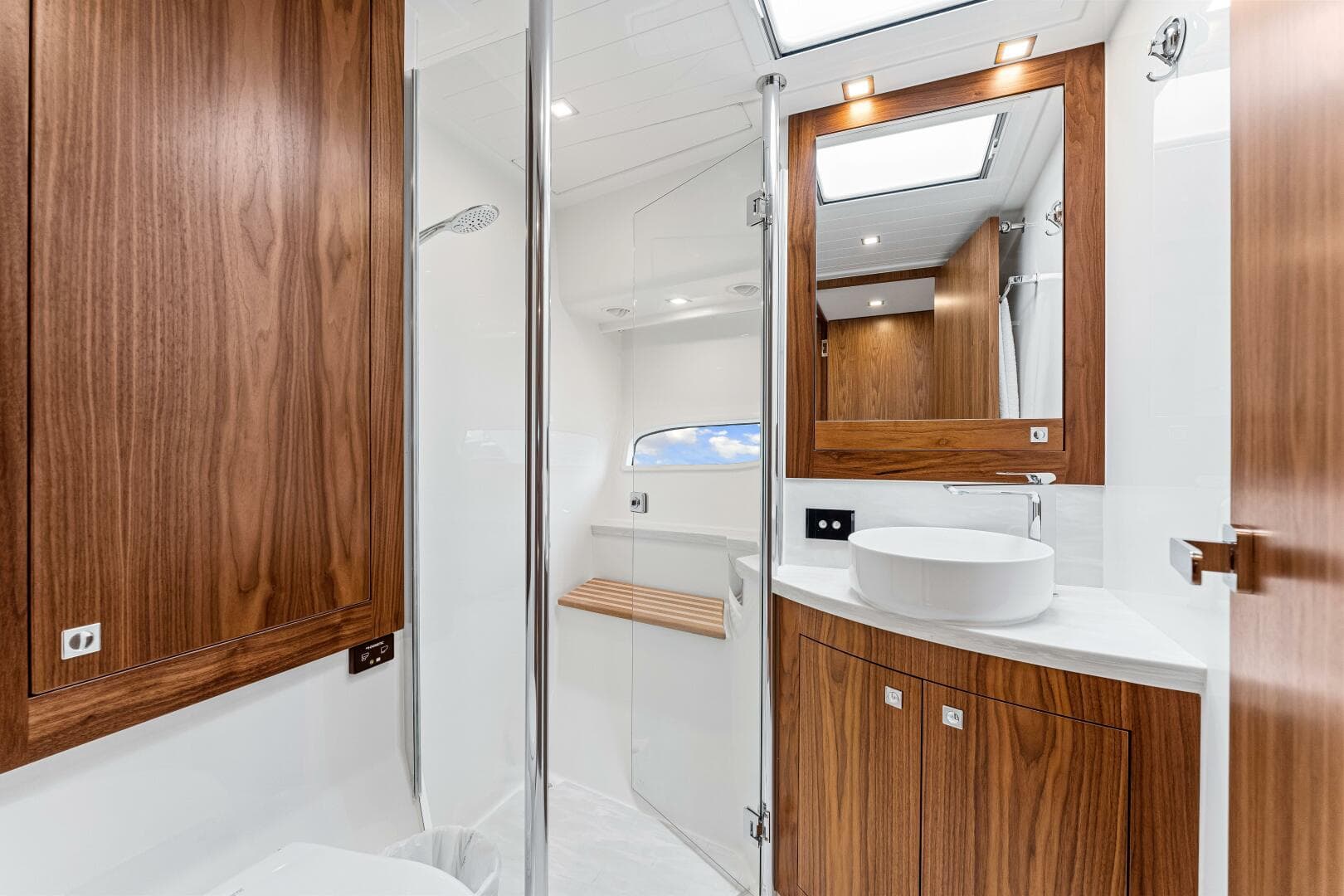 2022 Riviera 6000 Sport Yacht Platinum Edition — photo 30