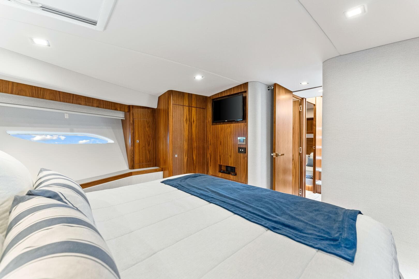 2022 Riviera 6000 Sport Yacht Platinum Edition — photo 29