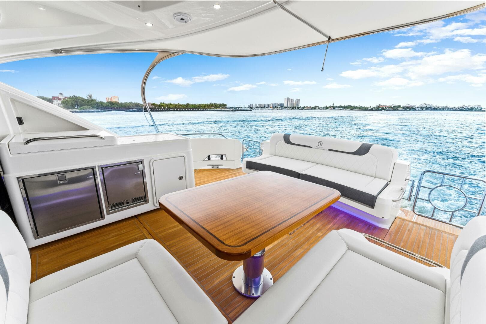 2022 Riviera 6000 Sport Yacht Platinum Edition — photo 4