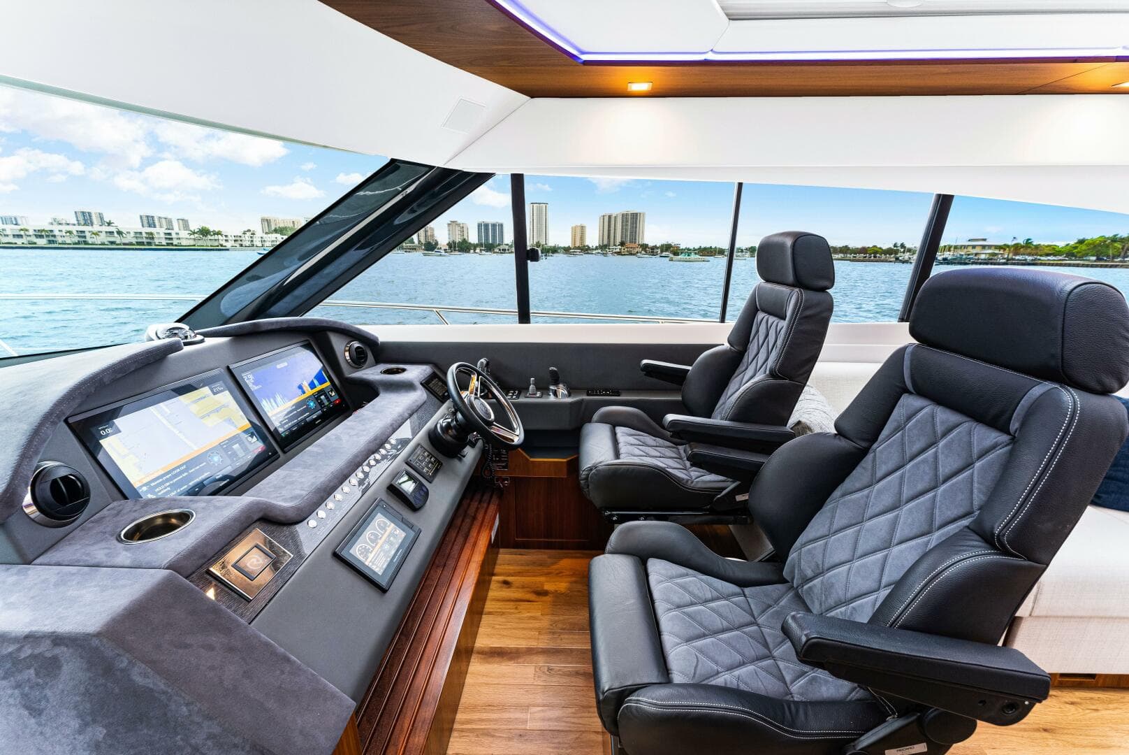 2022 Riviera 6000 Sport Yacht Platinum Edition — photo 17