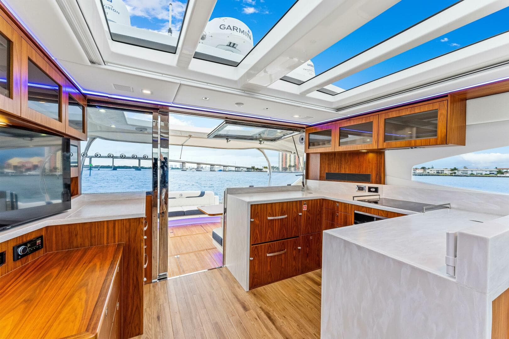 2022 Riviera 6000 Sport Yacht Platinum Edition — photo 9