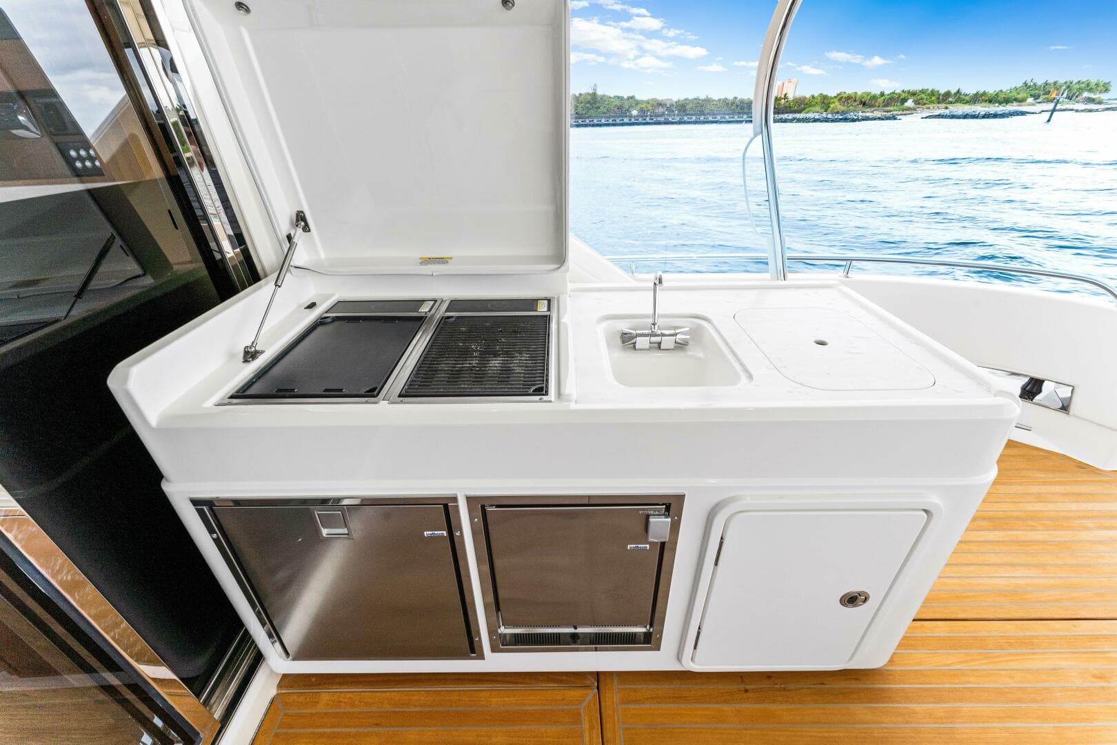 2022 Riviera 6000 Sport Yacht Platinum Edition — photo 7