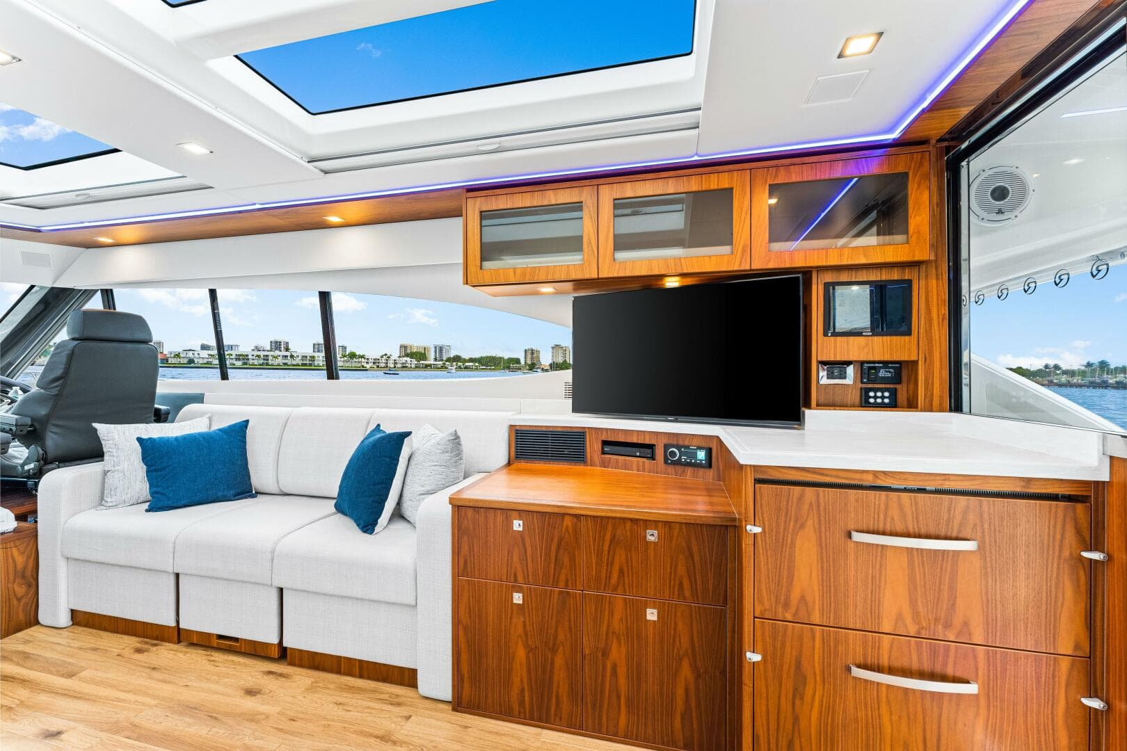 2022 Riviera 6000 Sport Yacht Platinum Edition — photo 12