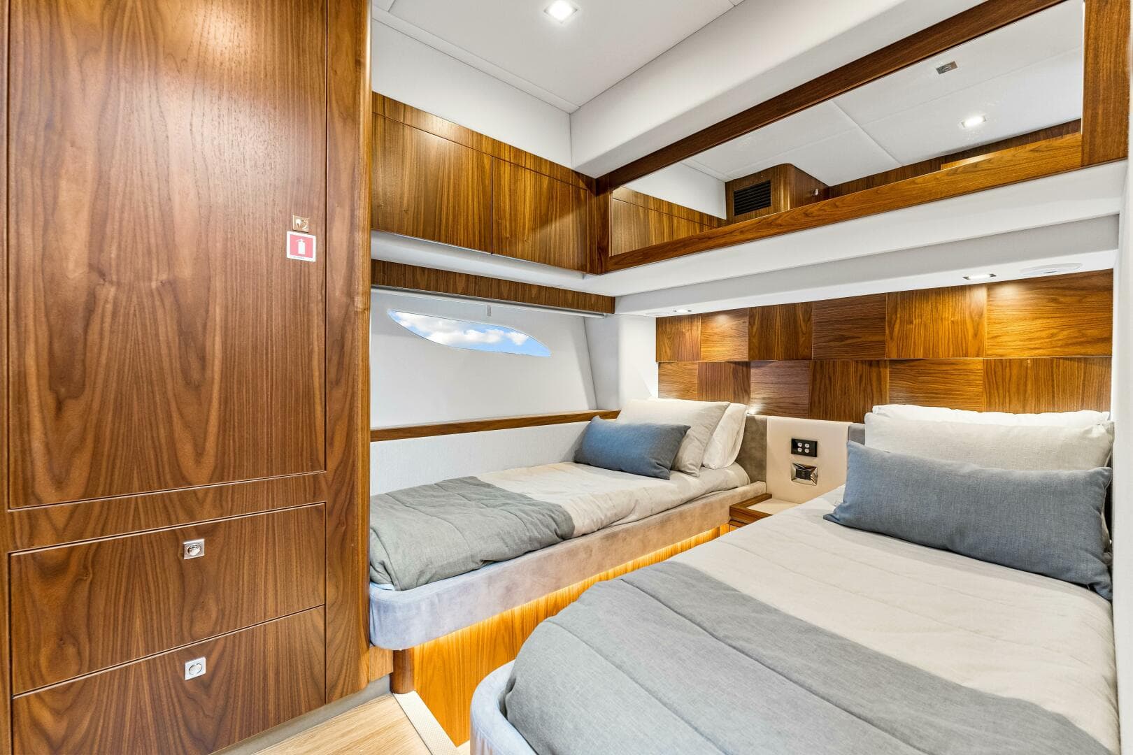 2022 Riviera 6000 Sport Yacht Platinum Edition — photo 32