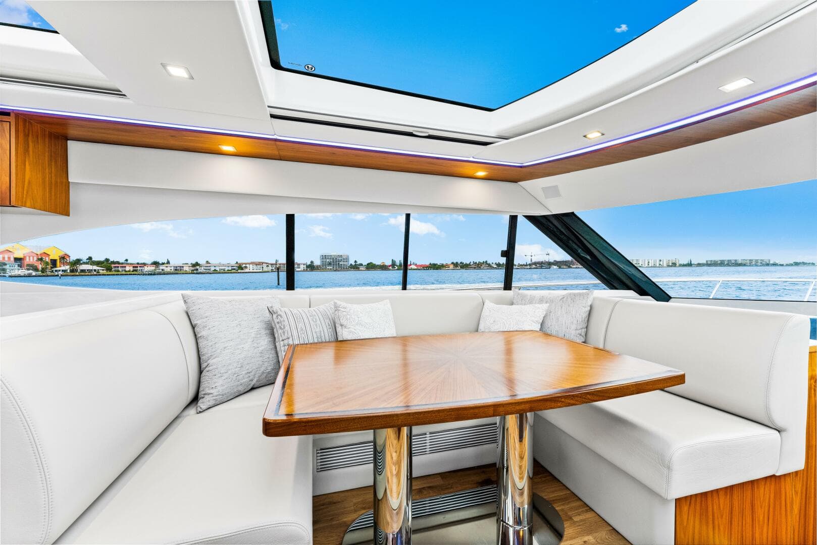 2022 Riviera 6000 Sport Yacht Platinum Edition — photo 15