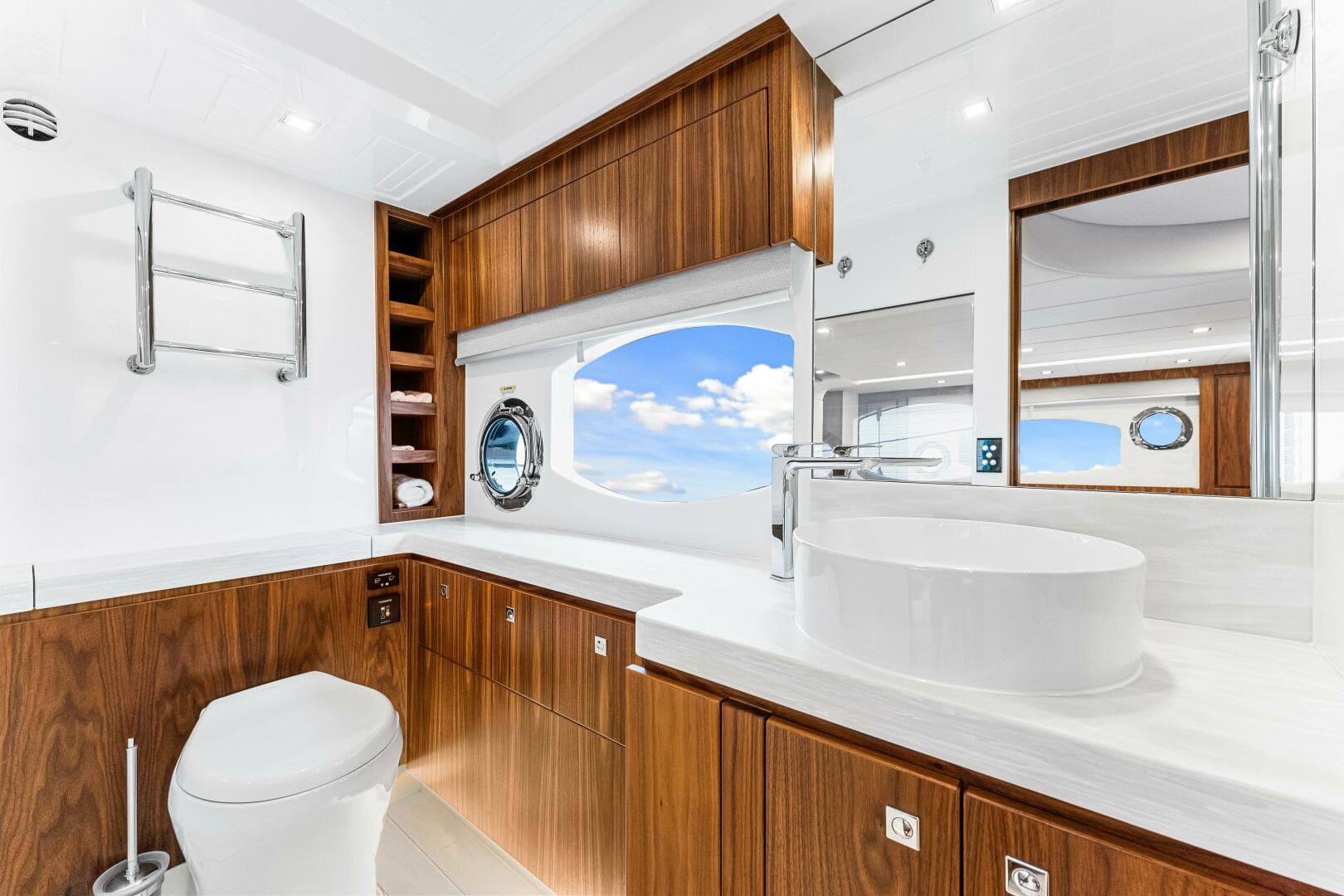 2022 Riviera 6000 Sport Yacht Platinum Edition — photo 25