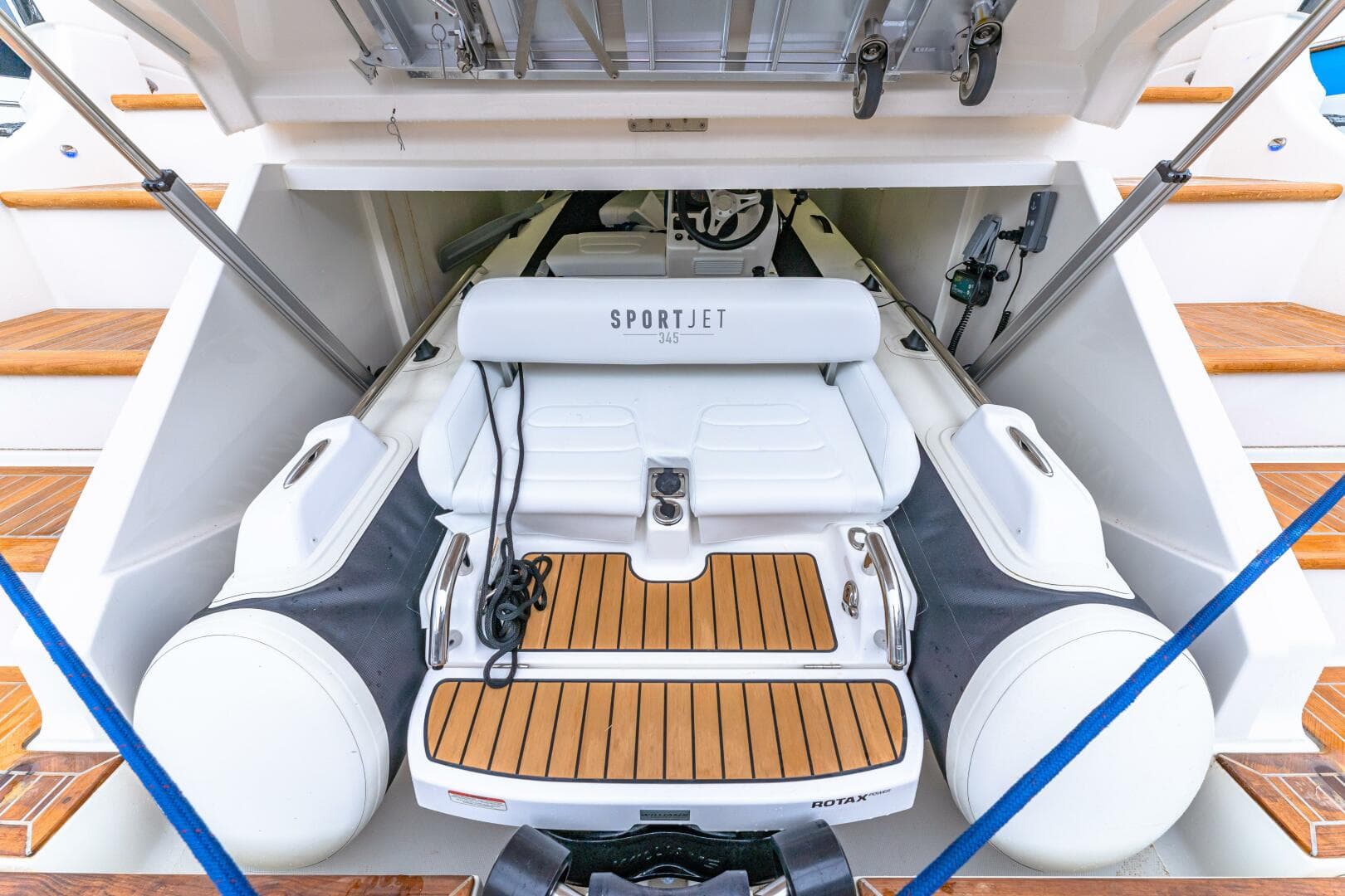 2022 Riviera 6000 Sport Yacht Platinum Edition — photo 48