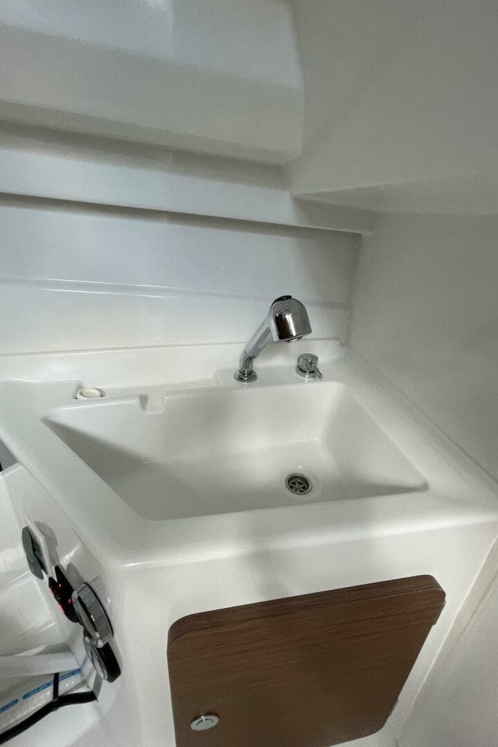 2023 Beneteau Antares 8 — photo 16