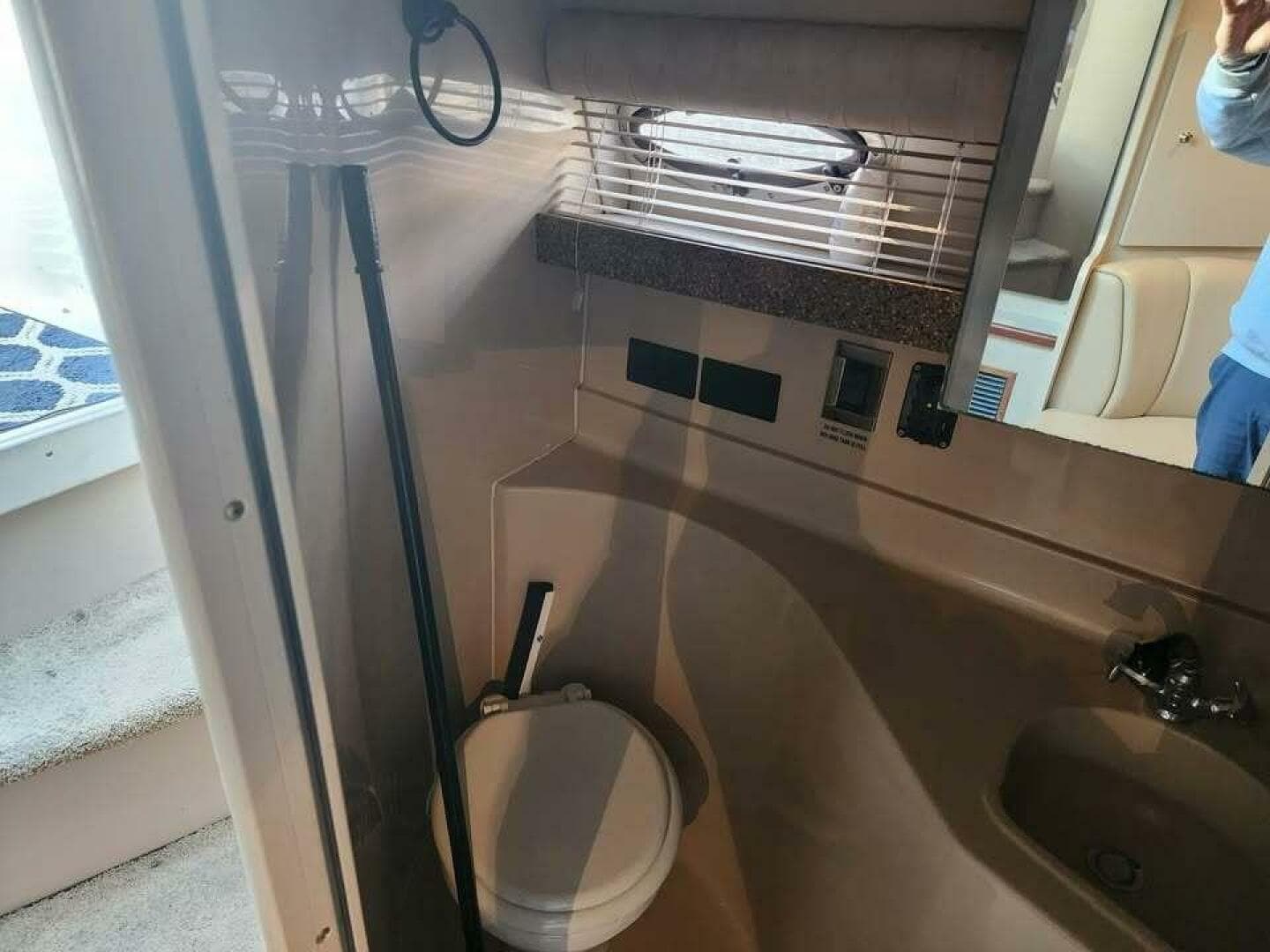 2001 Cruisers 3075 Express — photo 13