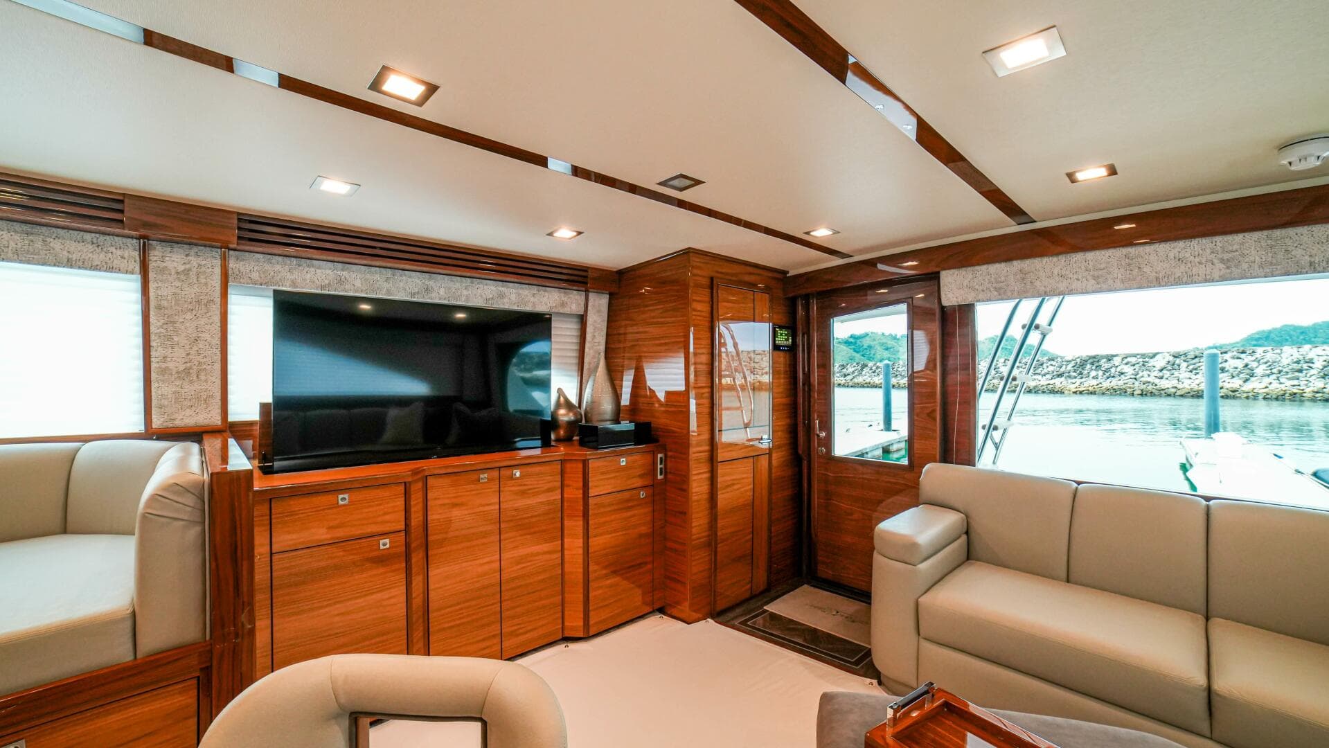 2023 Viking 72 Convertible — photo 47