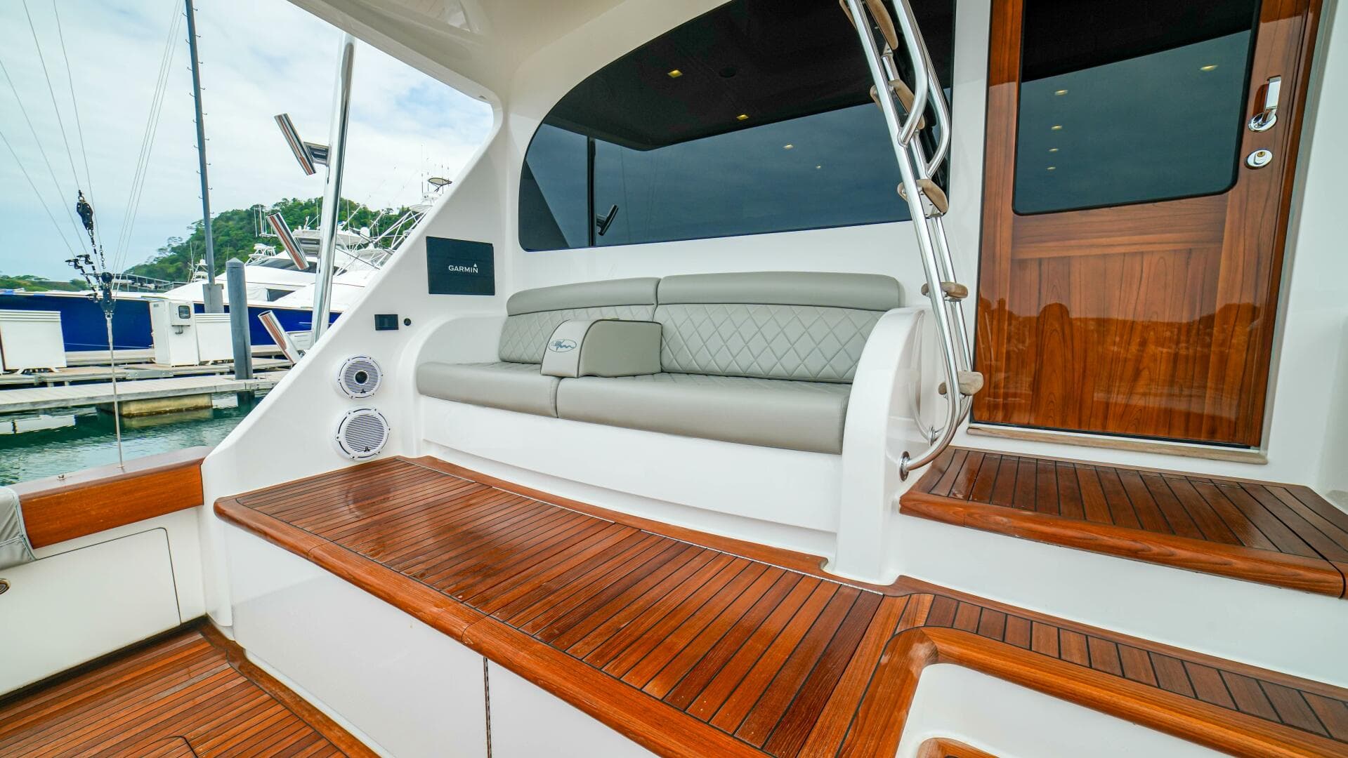 2023 Viking 72 Convertible — photo 8