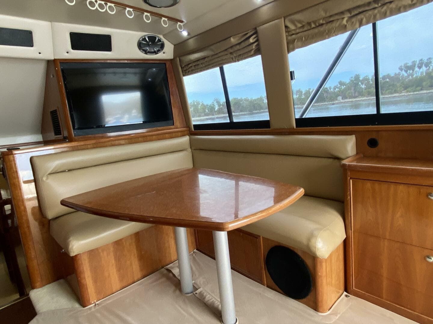 2001 Riviera 43 Flybridge — photo 8