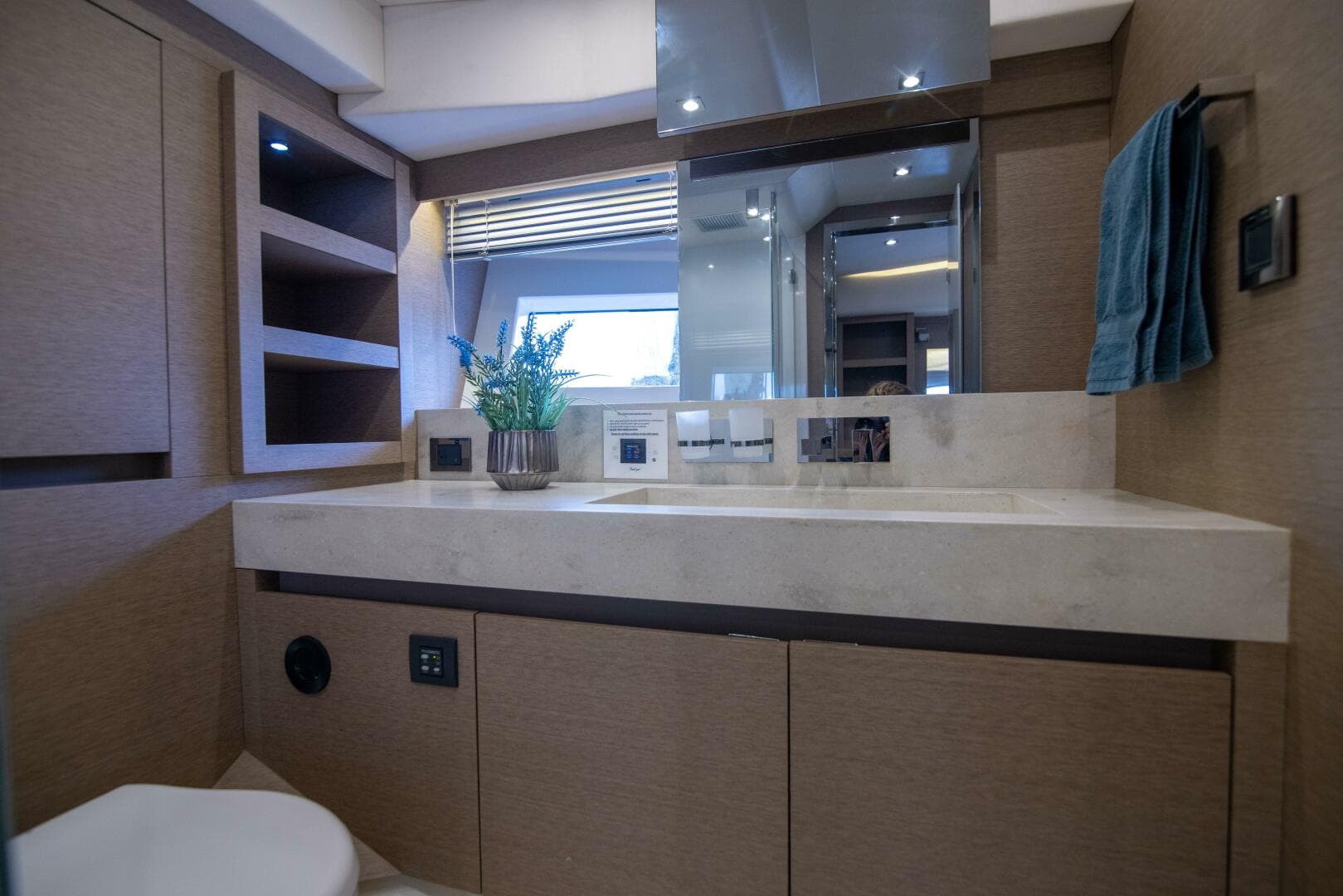 2018 Prestige 680 Flybridge — photo 21