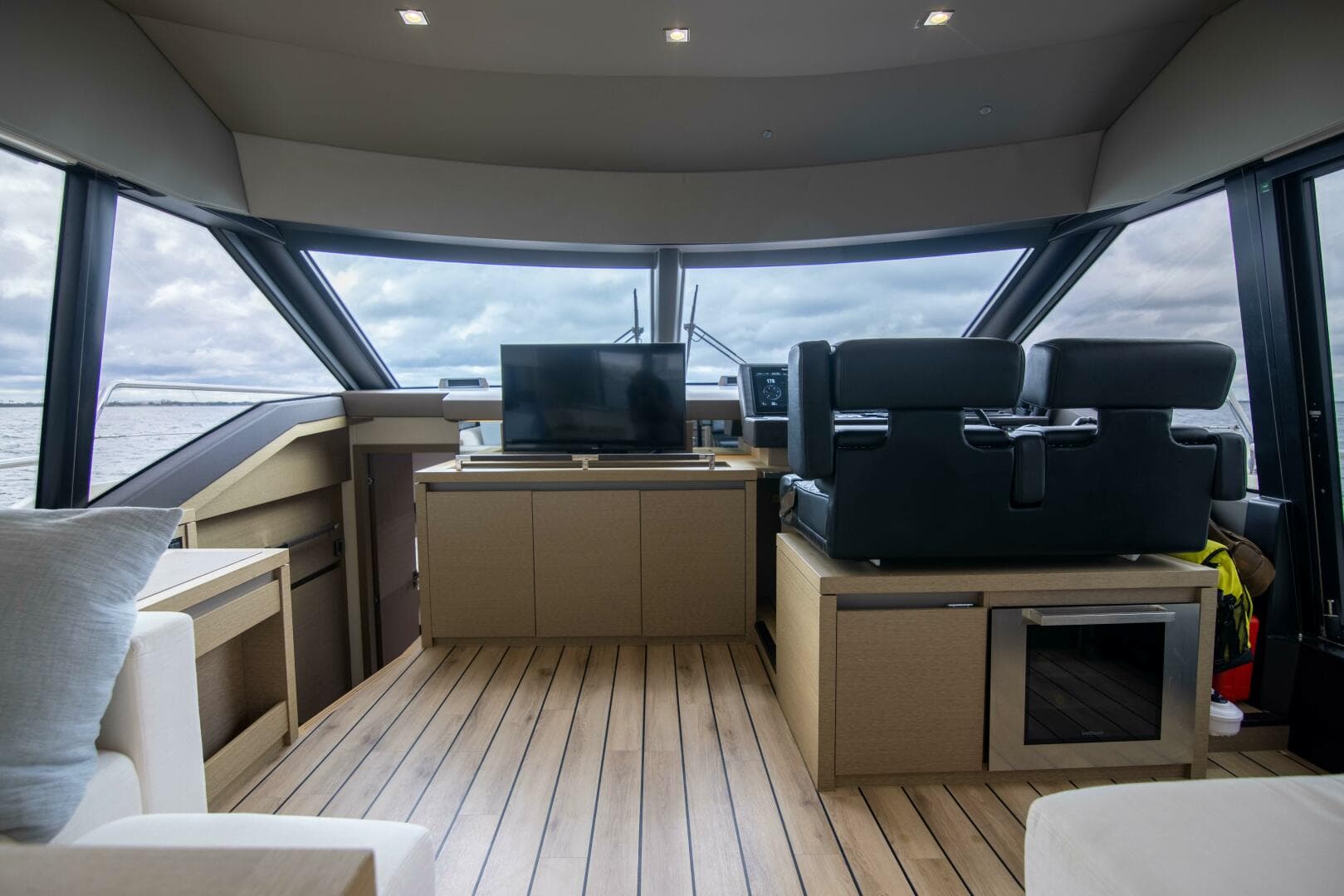 2018 Prestige 680 Flybridge — photo 11