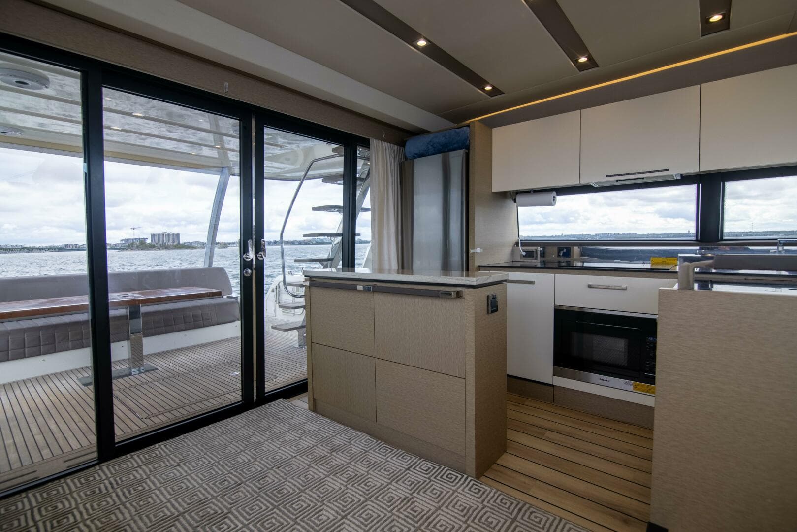 2018 Prestige 680 Flybridge — photo 2