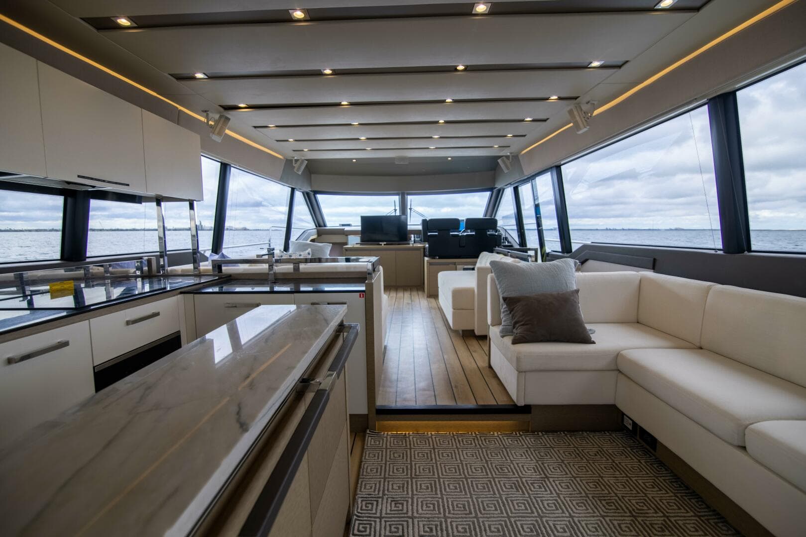 2018 Prestige 680 Flybridge — photo 10