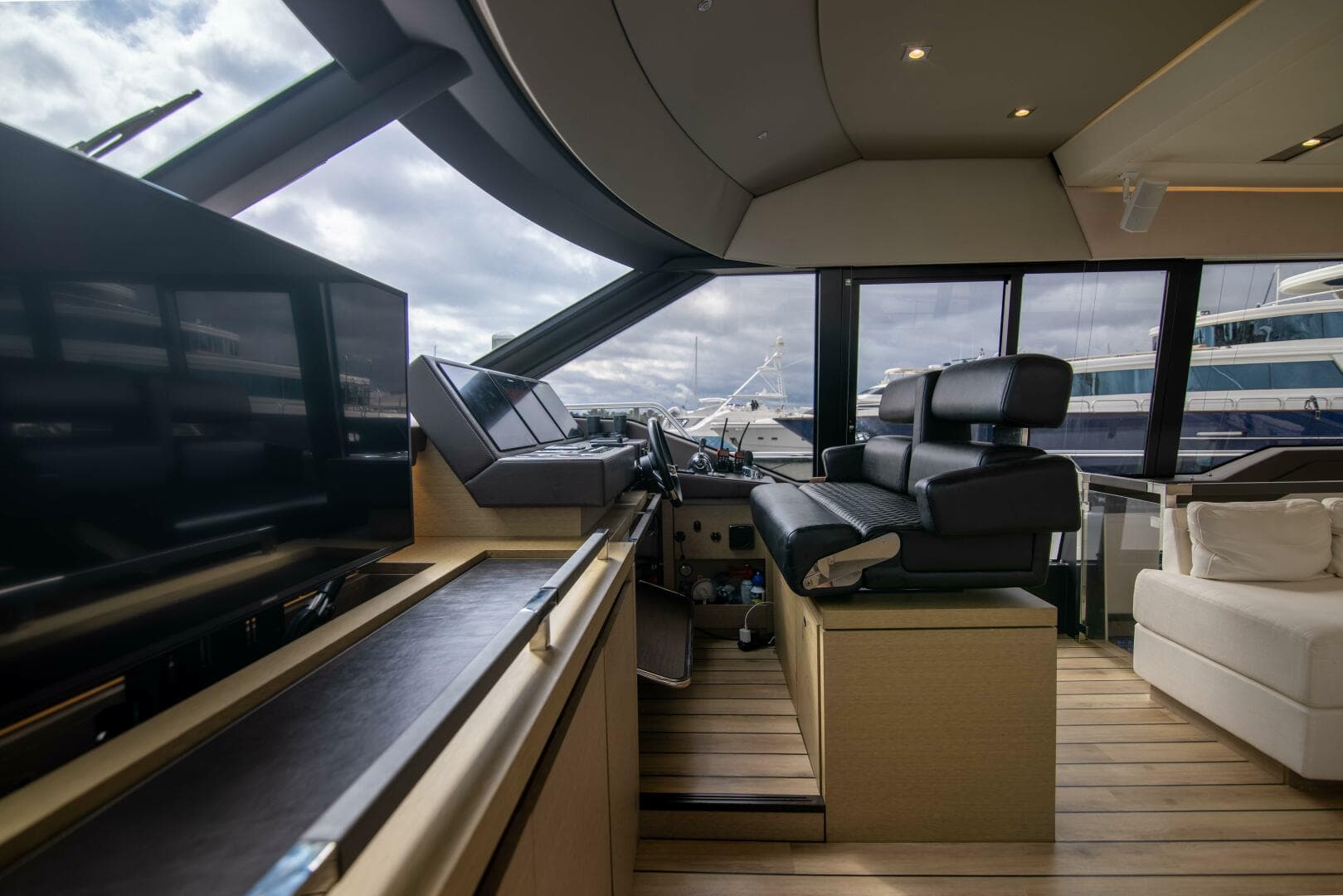 2018 Prestige 680 Flybridge — photo 15