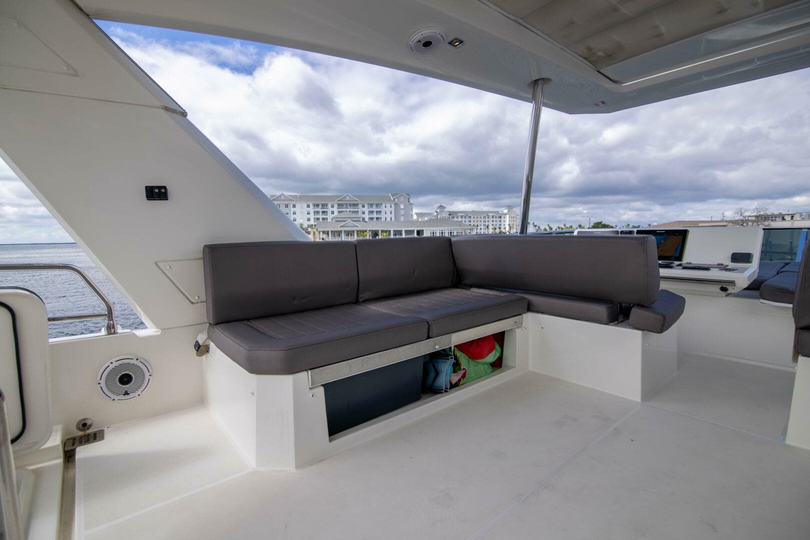 2018 Prestige 680 Flybridge — photo 46