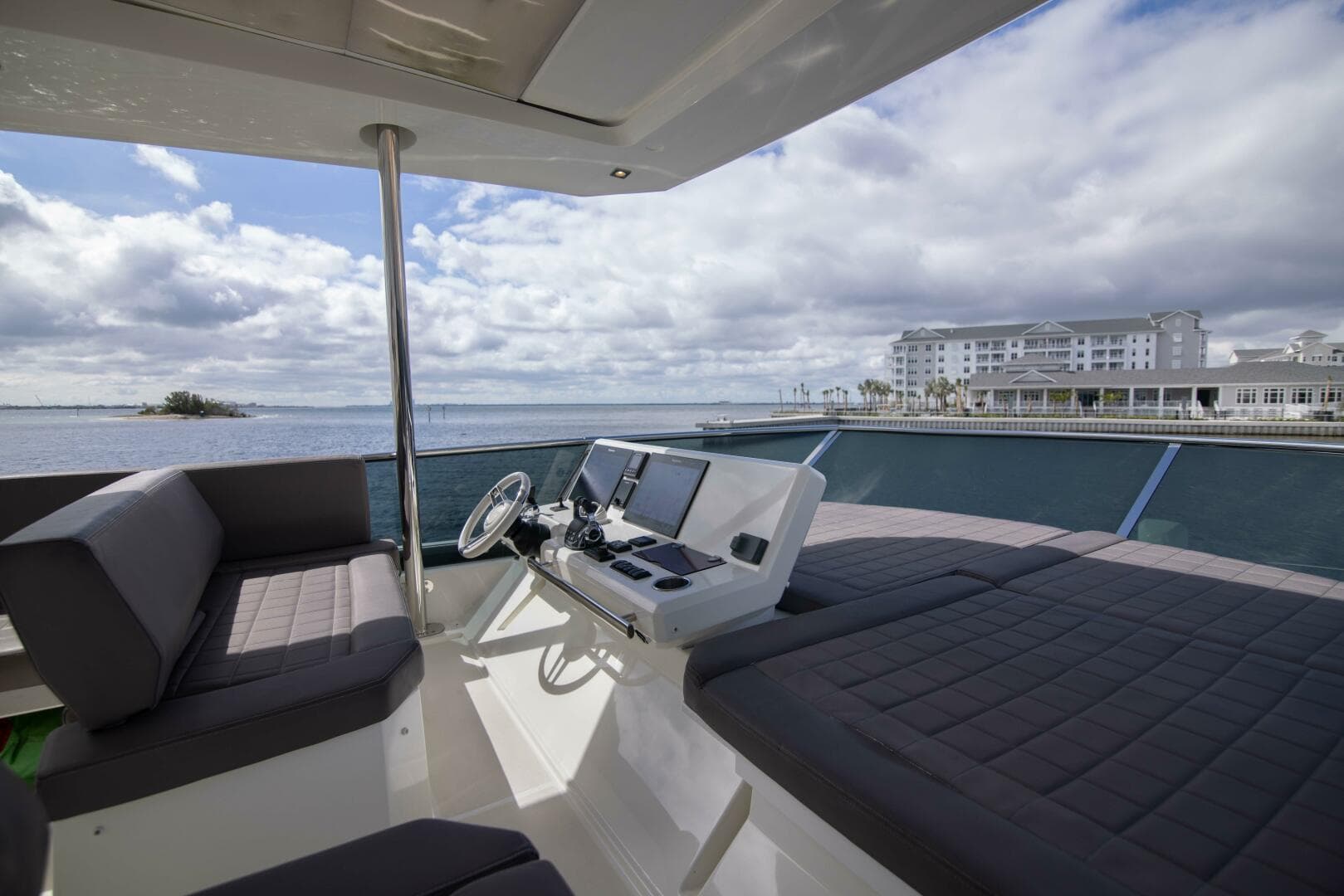 2018 Prestige 680 Flybridge — photo 48