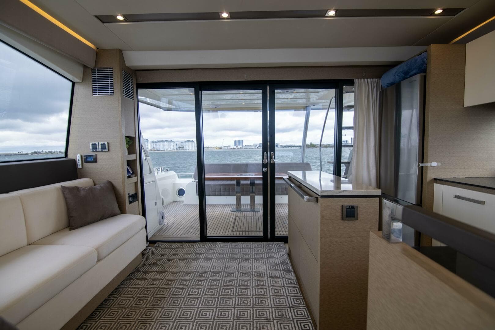 2018 Prestige 680 Flybridge — photo 5