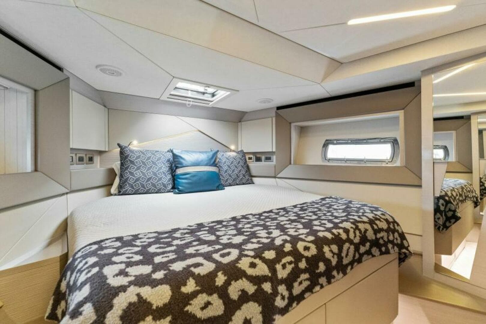 2022 Pershing 7X — photo 30