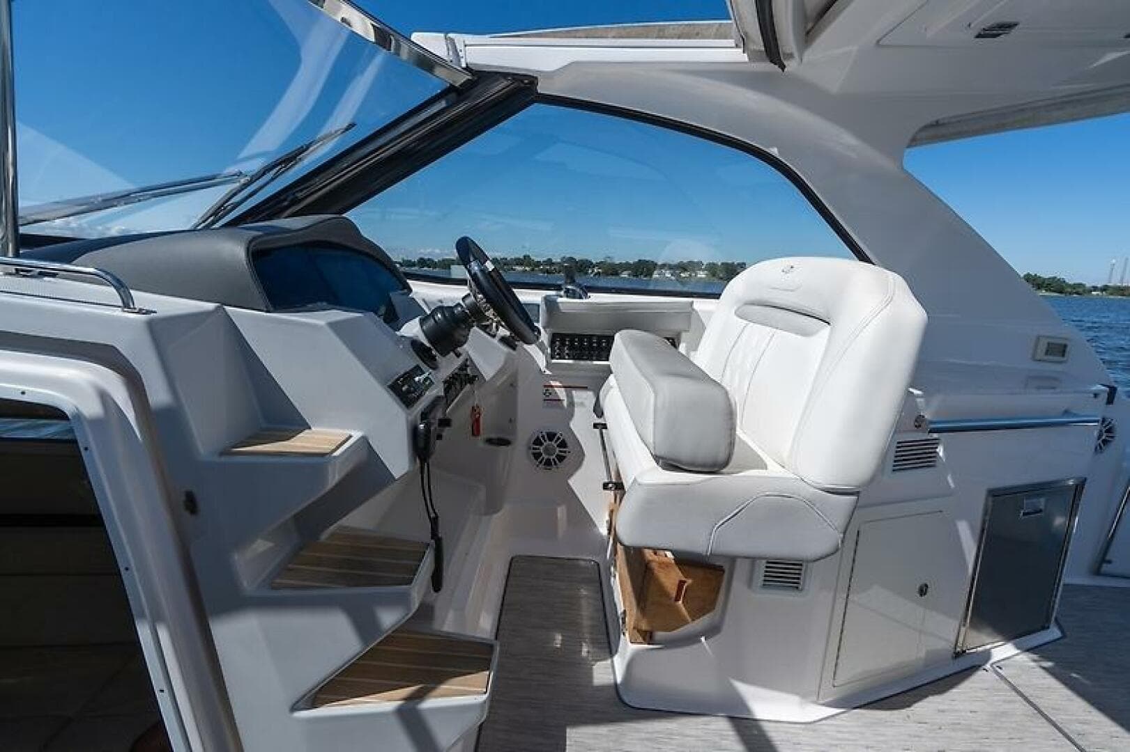 2019 Regal 35 Sport Coupe — photo 6