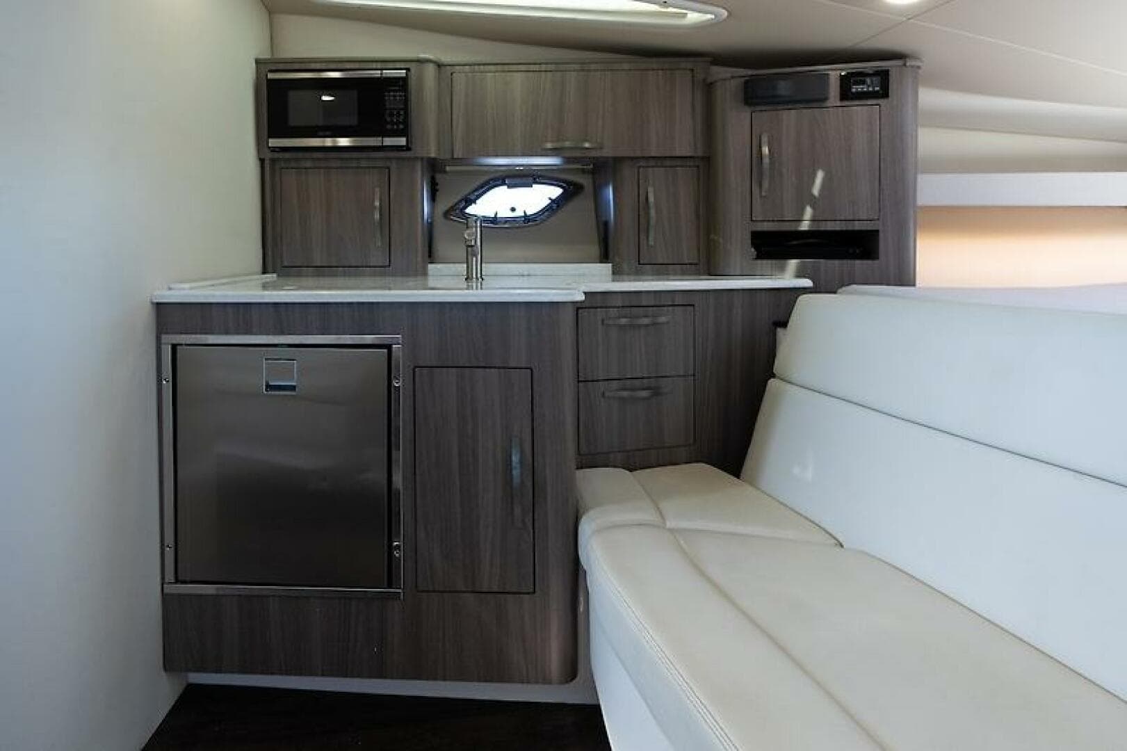 2019 Regal 35 Sport Coupe — photo 19