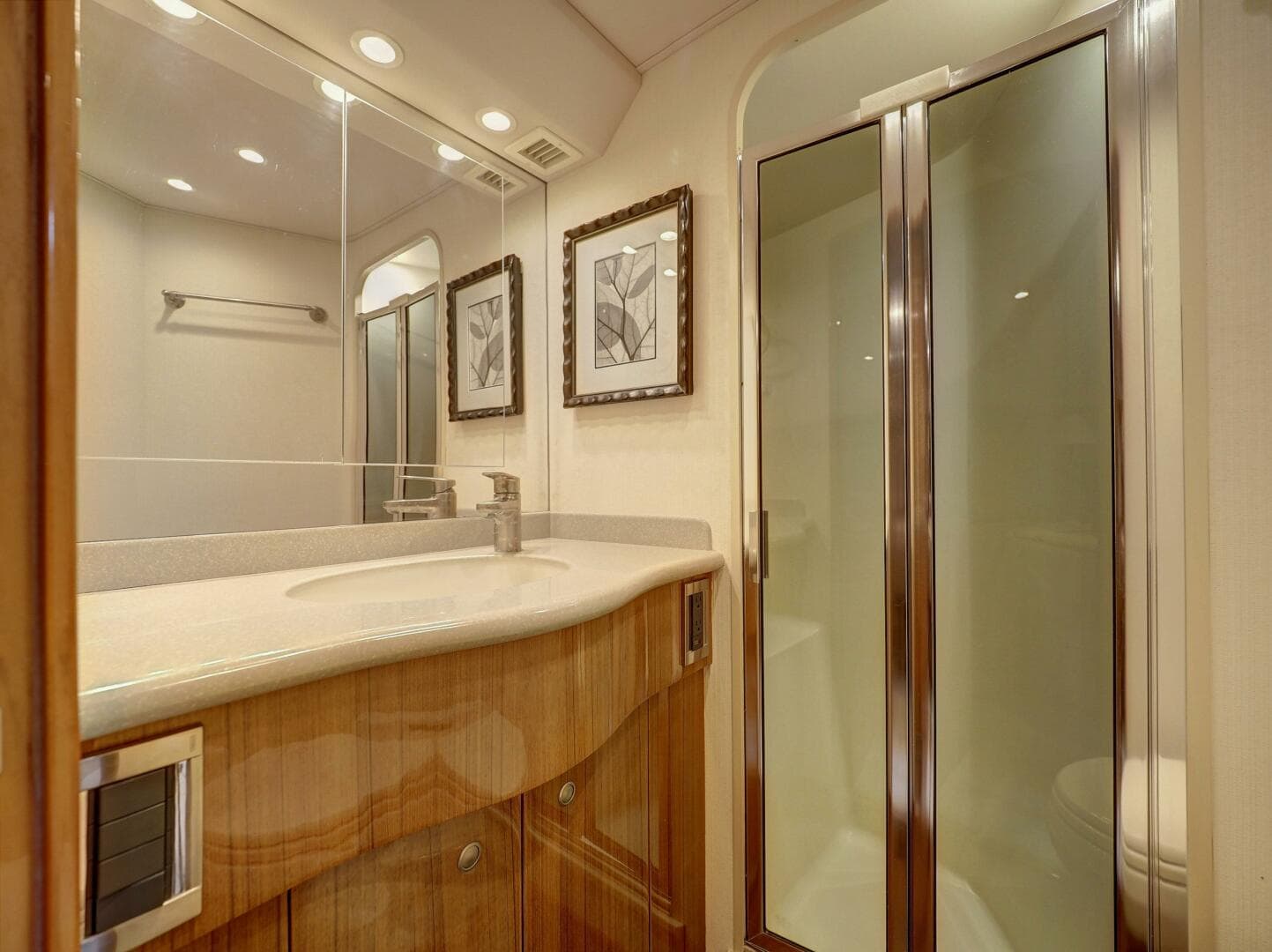 2007 Viking 48 Convertible — photo 11