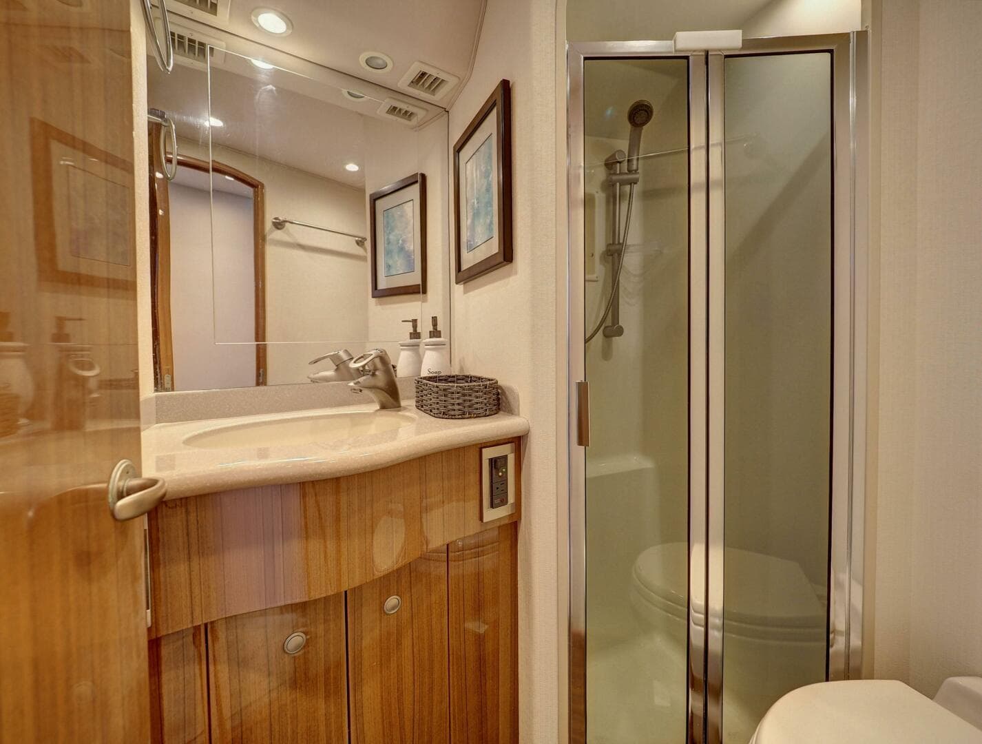 2007 Viking 48 Convertible — photo 7