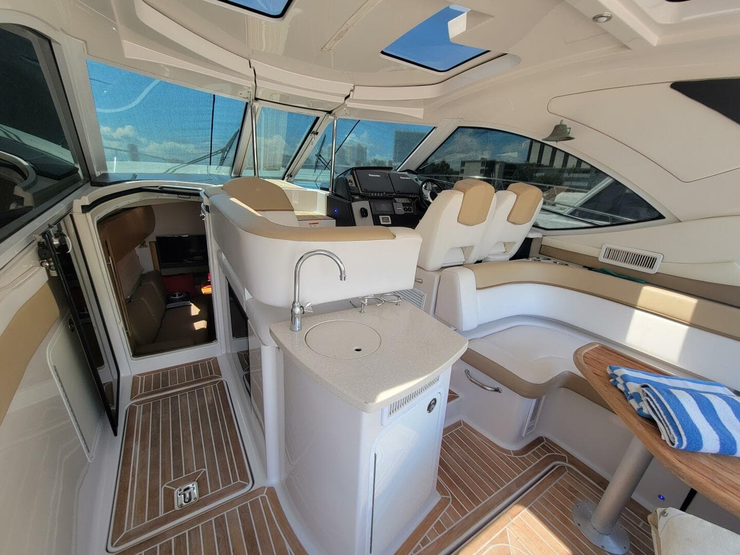 2012 Four Winns V435 — photo 3