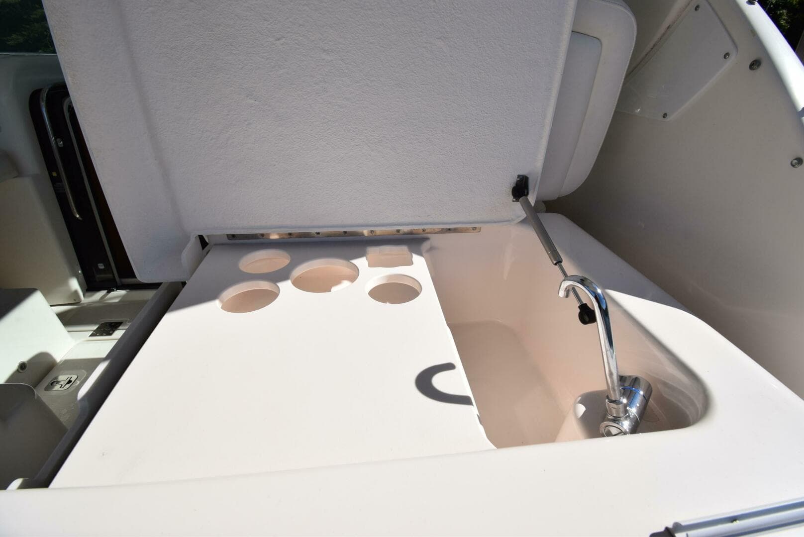 2004 Tiara Yachts 3600 Sovran — photo 24