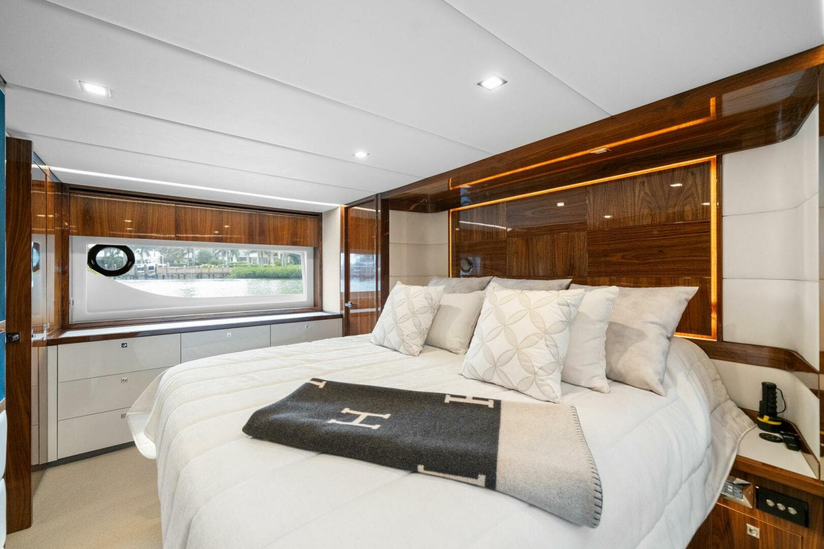 2023 Riviera 64 Sports — photo 52