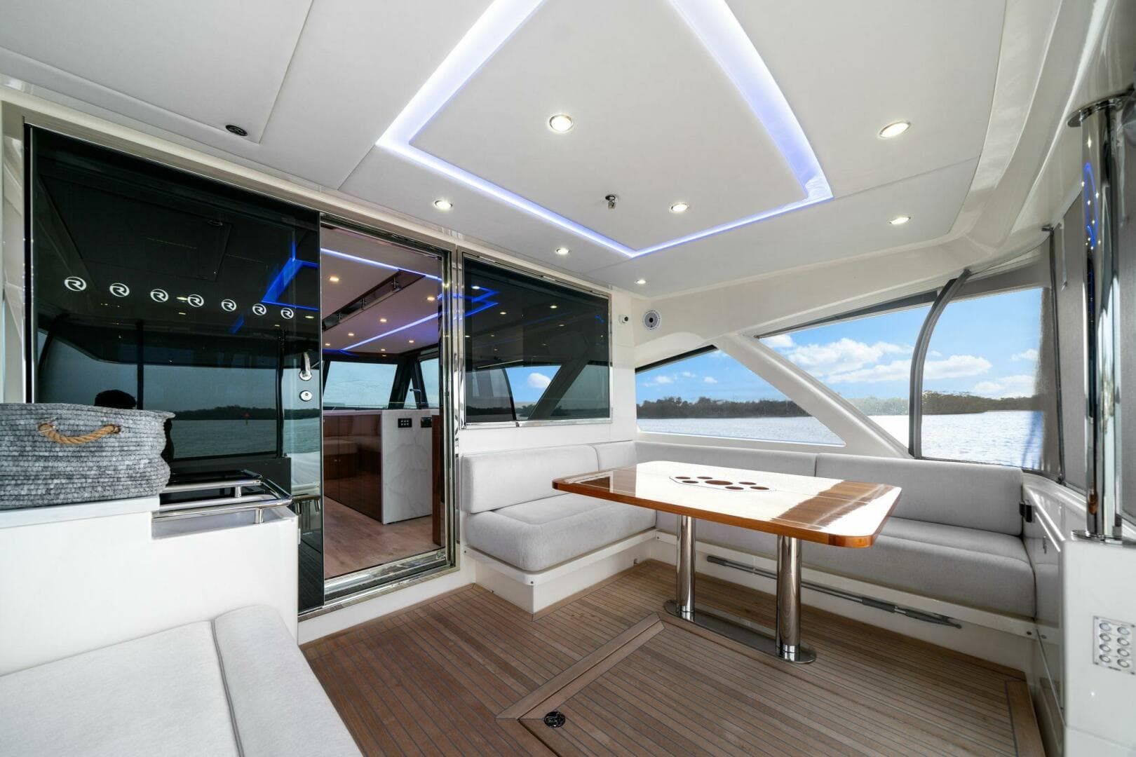 2023 Riviera 64 Sports — photo 17