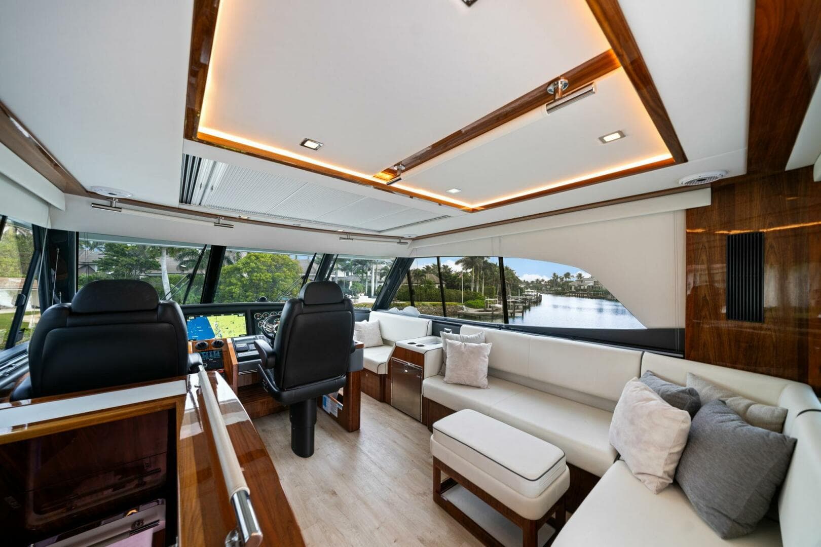 2023 Riviera 64 Sports — photo 40