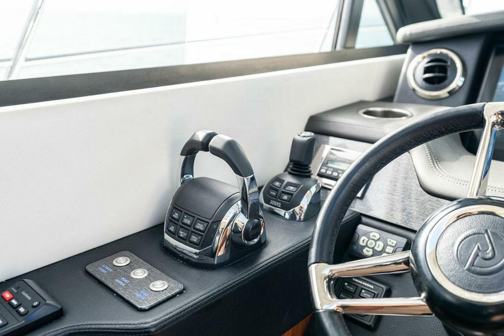 2018 Riviera 4800 Sport Yacht — photo 21