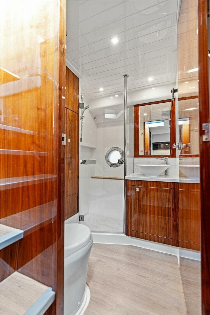 2018 Riviera 4800 Sport Yacht — photo 23