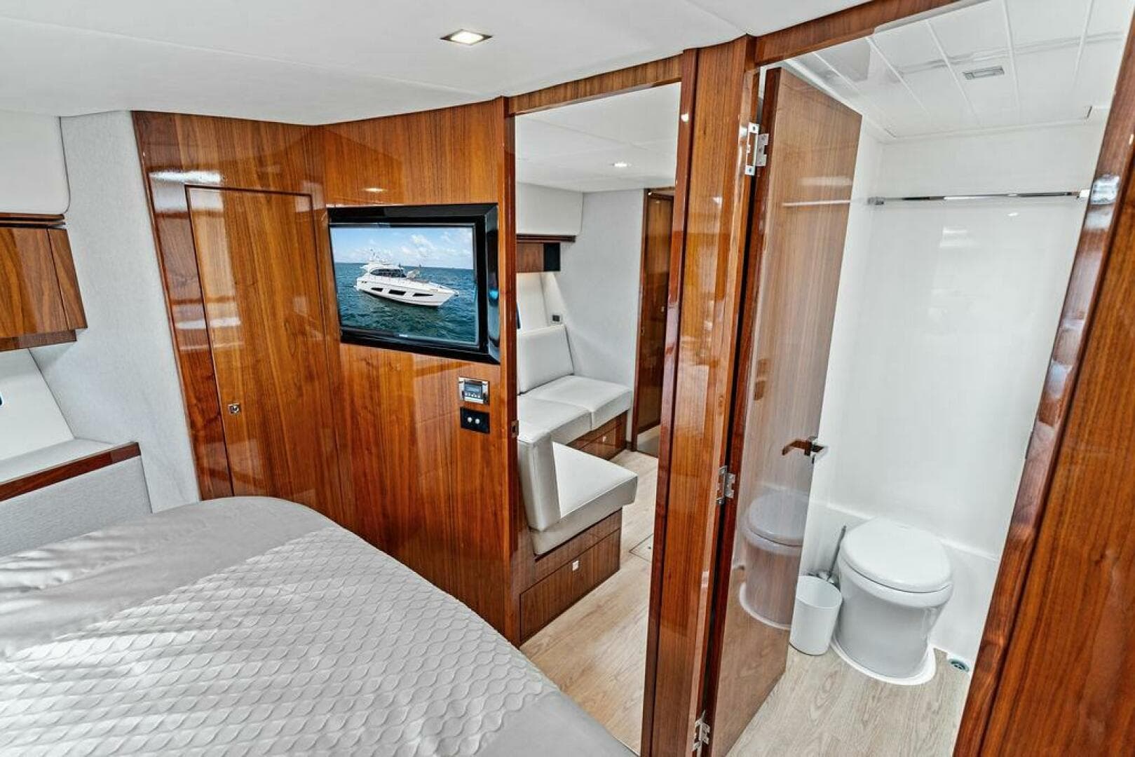 2018 Riviera 4800 Sport Yacht — photo 26