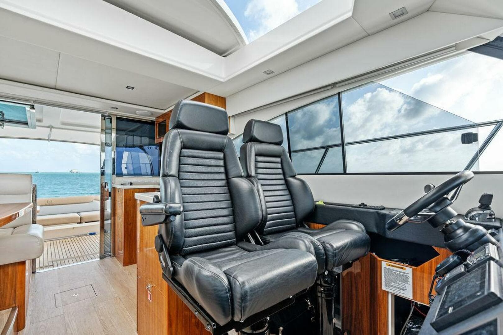 2018 Riviera 4800 Sport Yacht — photo 19